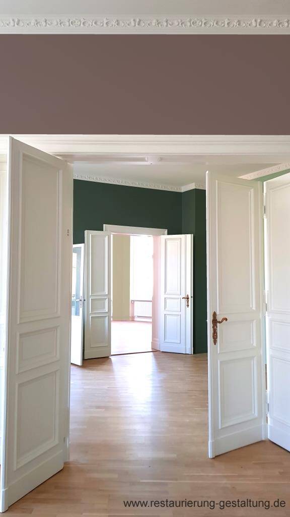 X Nicht nur im Treppenhaus auch in Wohnungen ist unser Können gefragt. Durch die langjährige Erfahrungen im Malerhandwerk, in der Malerei und in der Restaurierung können wir in der Frage Farbe und Gestaltung mit herkömmlichen Maler und Malermeister - Betrieben und innovativen Farbmischungen in punkto Qualität und Quantität uns vom „normalen Maler“ absetzen. Wobei es nicht immer teurer manchmal sogar preiswerter wird. Das geschulte Auge eines Malermeisters oder Restaurators hilft dem Kunden bei speziellen Farbgestaltungen in der eigenen Wohnung. So werden mit dem Kunden Farben vor Ort angemischt und als Muster angebracht. Eigenmischungen wie dunkle, matte Farbtöne die die Industrie nicht herstellen kann, mischt der Restaurator per Hand an, und kommen hier zum Einsatz.